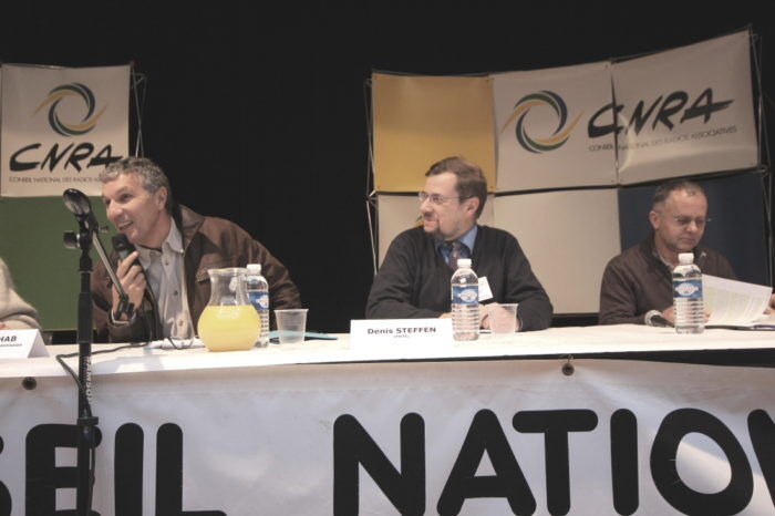 A la tribune de la CNRA avec Rachid Arhab du CSA A la tribune de la CNRA avec Rachid Arhab du CSA